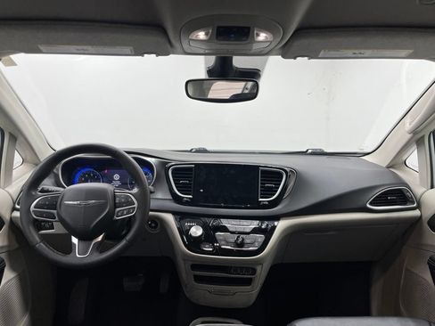 Used 2024 Chrysler Pacifica Touring-L FWD image 18