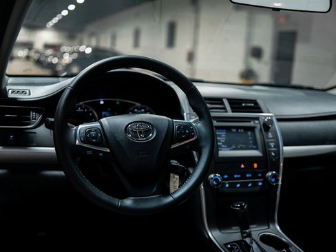 Used 2017 Toyota Camry SE image 18