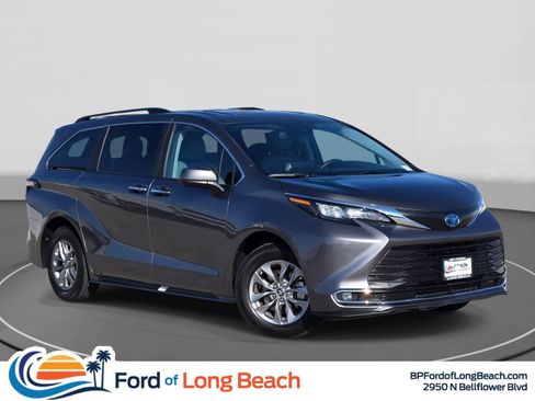 Used 2024 Toyota Sienna XLE image 1