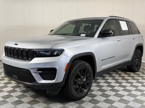 Used 2025 Jeep Grand Cherokee Altitude RWD image 2