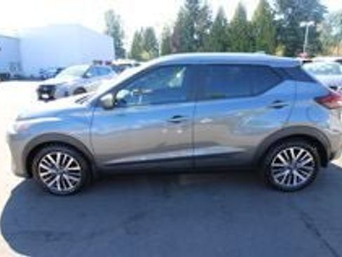 Used 2022 Nissan Kicks SV image 2