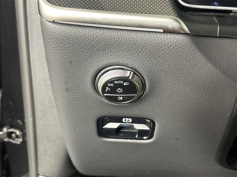 Used 2025 Mercedes-Benz GLC 300 4MATIC image 34