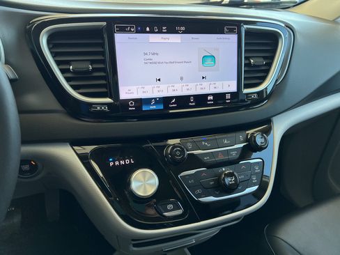 Used 2024 Chrysler Pacifica Touring-L FWD image 24