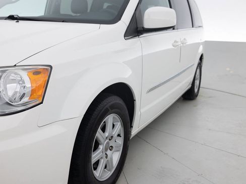 Used 2013 Chrysler Town & Country Touring FWD image 12