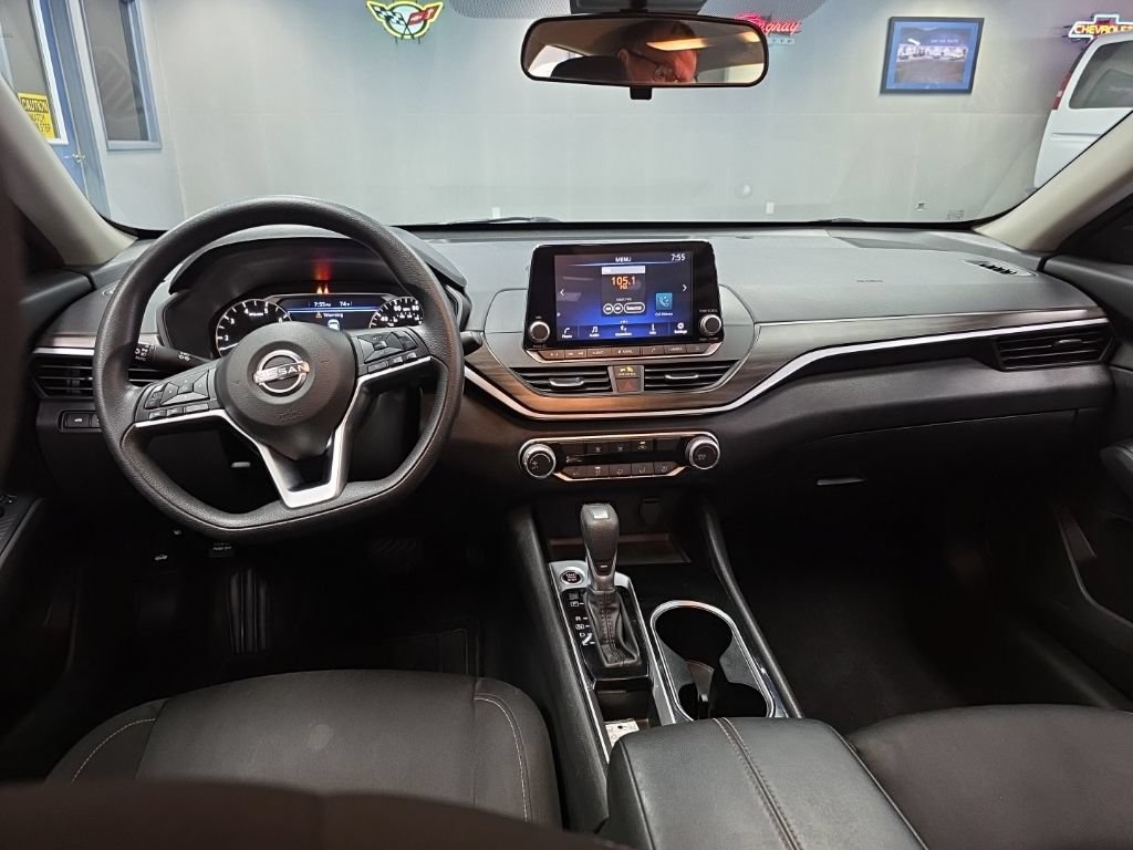 Used 2024 Nissan Altima 2.5 SV FWD image 11