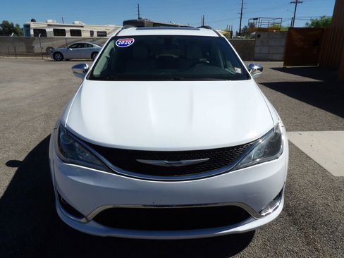Used 2020 Chrysler Pacifica Limited image 3