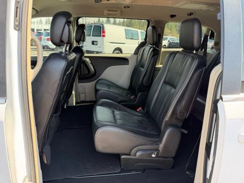 Used 2014 Chrysler Town & Country Touring FWD image 10