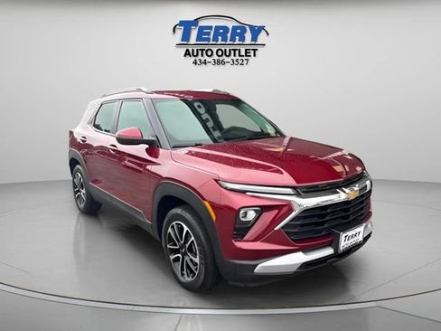 Used 2025 Chevrolet TrailBlazer LT AWD/4WD image 2