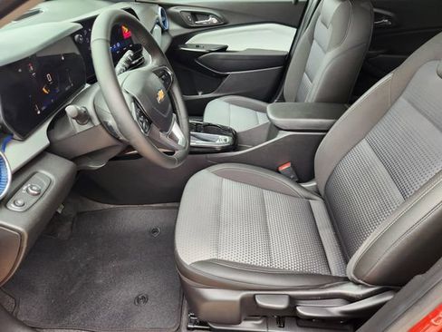 Used 2024 Chevrolet Trax LT w/ Driver Confidence Package FWD image 13