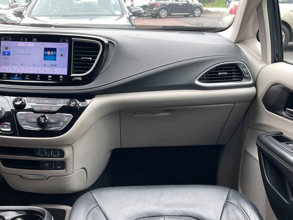 Used 2022 Chrysler Pacifica Touring-L FWD image 28