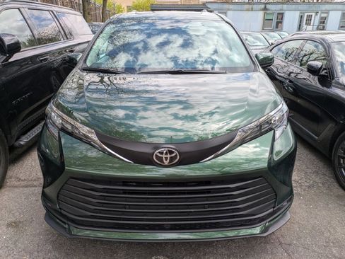 Used 2026 Toyota Sienna XLE image 2