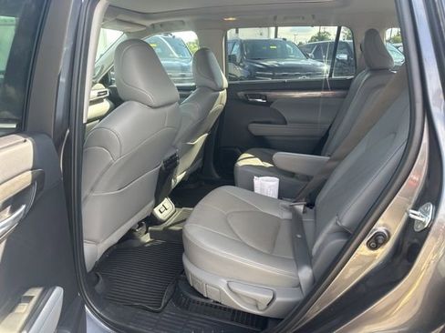 Used 2024 Toyota Highlander Platinum FWD image 27