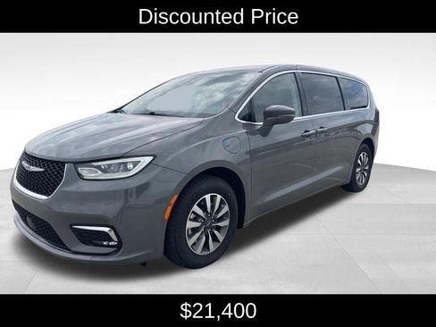 Used 2022 Chrysler Pacifica Touring-L FWD image 3