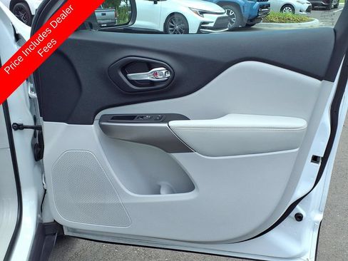 Used 2021 Jeep Cherokee Latitude Lux w/ Sun & Sound Group FWD image 11