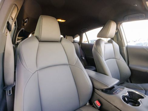 Used 2023 Toyota Venza XLE image 18