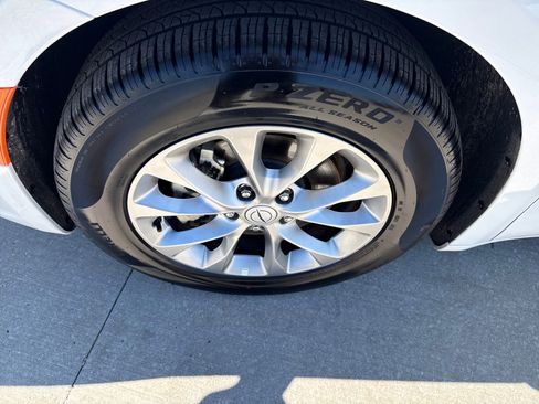 Used 2026 Chrysler Pacifica Limited image 8