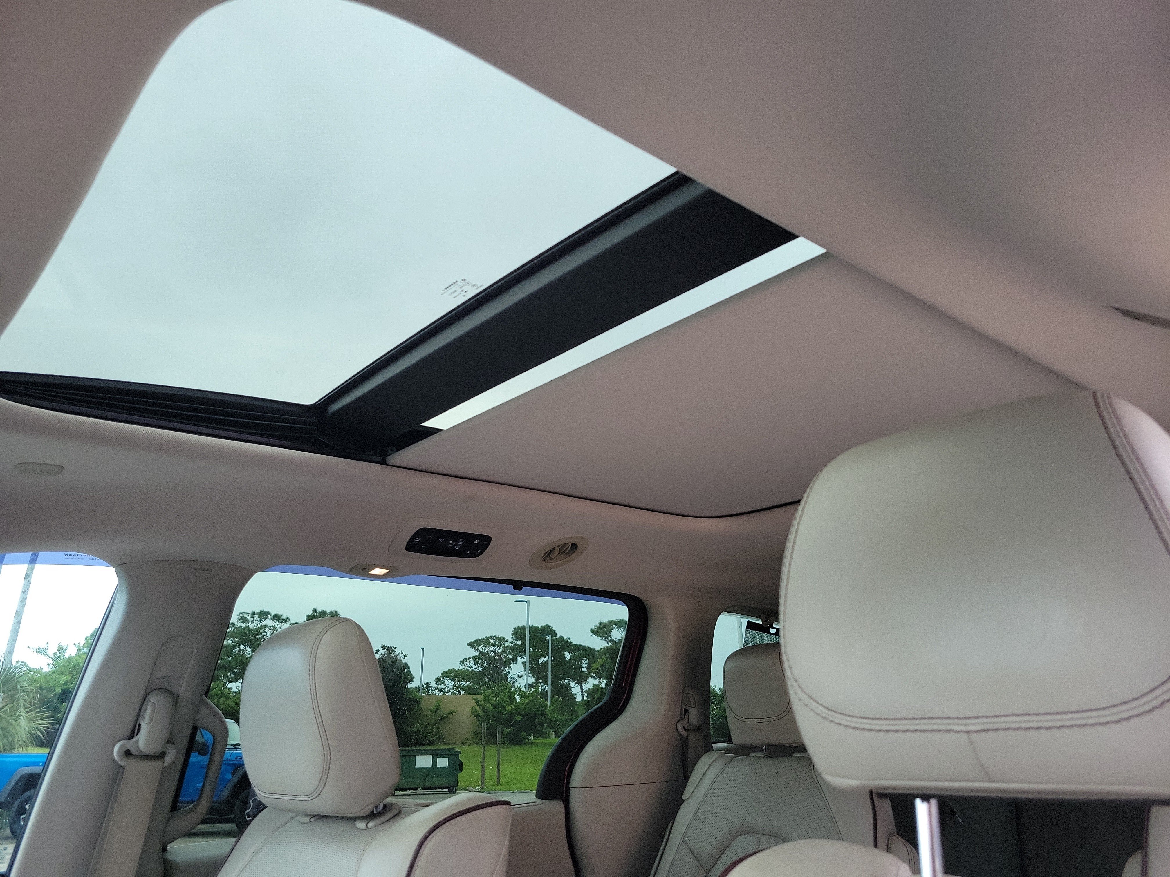 Used 2017 Chrysler Pacifica Limited w/ UConnect Theater Package FWD image 32