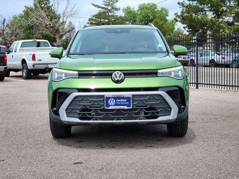Certified 2025 Volkswagen Taos SE AWD/4WD image 2