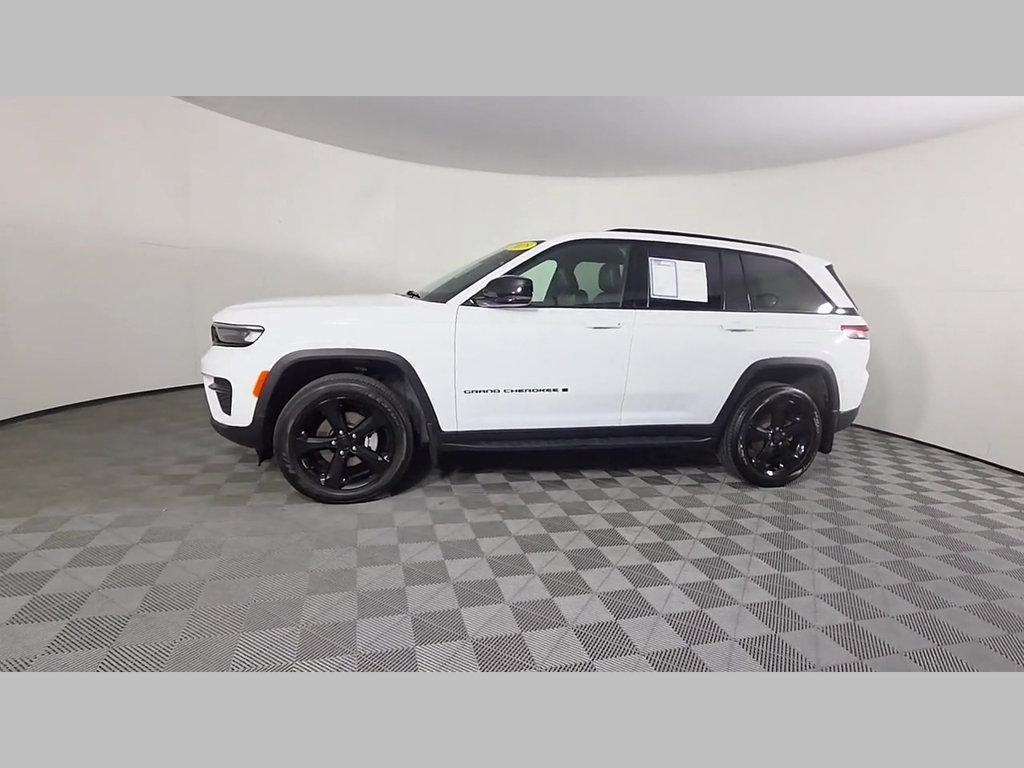 Used 2025 Jeep Grand Cherokee Altitude AWD/4WD image 49