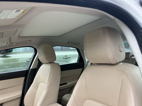 Used 2017 Jaguar XF Prestige RWD image 18