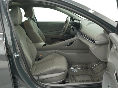 Used 2025 Hyundai Elantra SEL FWD image 11