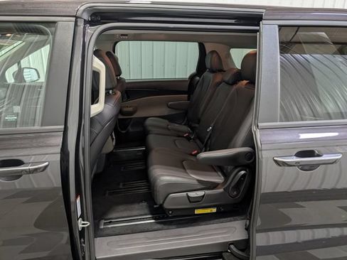 Used 2026 Kia Carnival FWD image 8