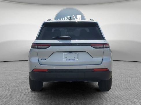 Used 2025 Jeep Grand Cherokee Altitude AWD/4WD image 5