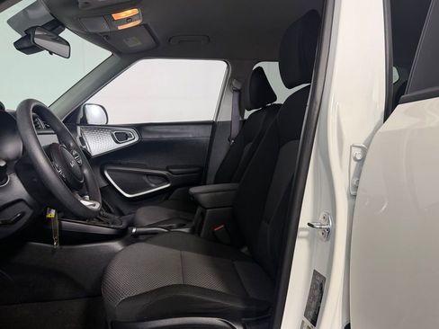 Used 2025 Kia Soul LX w/ LX Technology Package FWD image 22