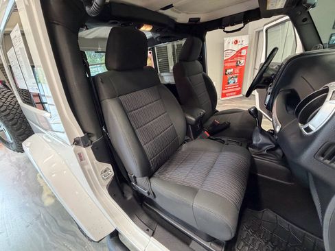 Used 2012 Jeep Wrangler Rubicon w/ PWR Convenience Group AWD/4WD image 4