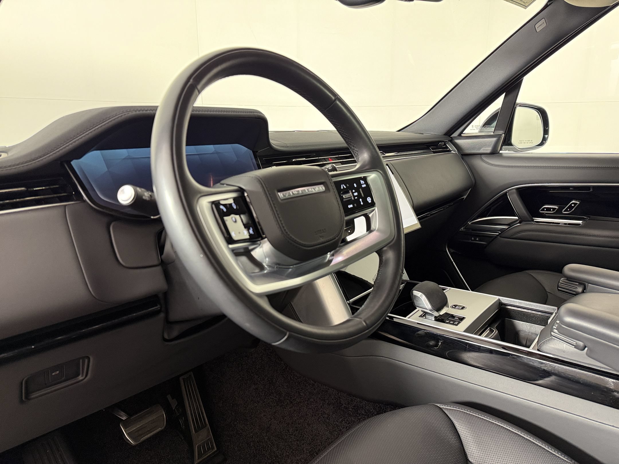 Used 2025 Land Rover Range Rover SE AWD/4WD image 24