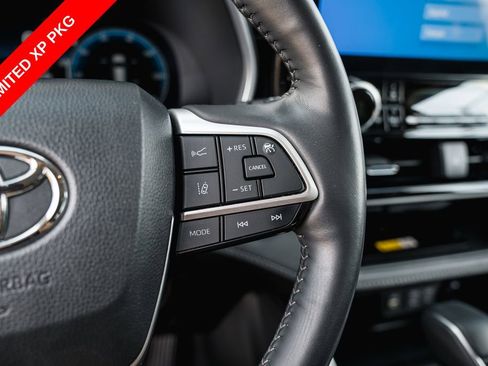 Used 2024 Toyota Highlander Limited FWD image 17
