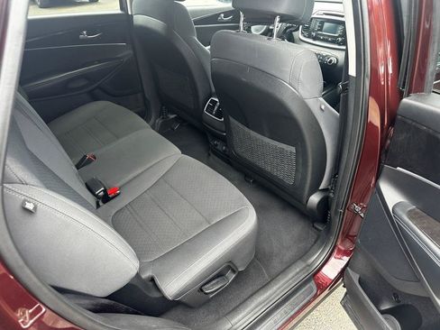 Used 2017 Kia Sorento FWD image 11