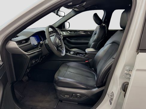 Used 2023 Jeep Grand Cherokee L Laredo image 13