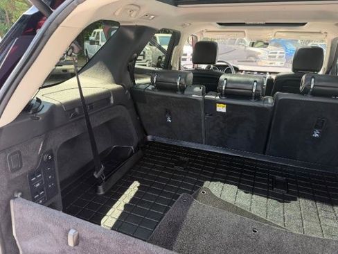 Used 2017 Land Rover Discovery HSE AWD/4WD image 37