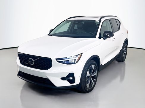 Used 2026 Volvo XC40 B5 Plus AWD/4WD image 4