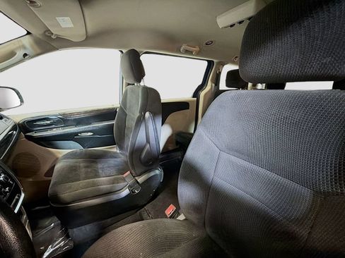 Used 2019 Dodge Grand Caravan SE w/ UConnect Hands-Free Group FWD image 18