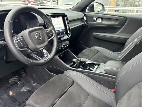 Used 2023 Volvo XC40 Recharge Plus image 14