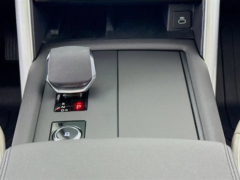 Used 2024 Land Rover Discovery S AWD/4WD image 12
