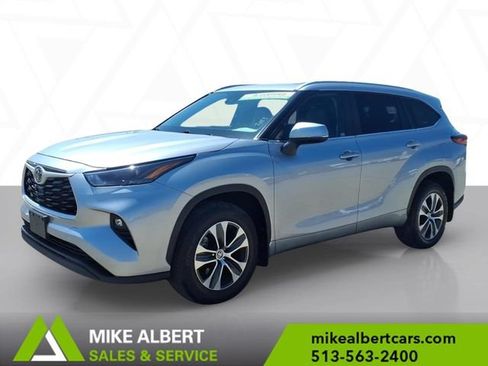 Used 2023 Toyota Highlander XLE AWD/4WD image 3