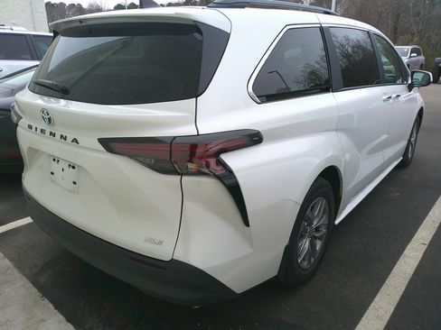 Used 2025 Toyota Sienna XLE image 9