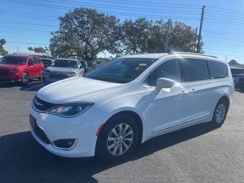 Used 2017 Chrysler Pacifica Touring-L image 3