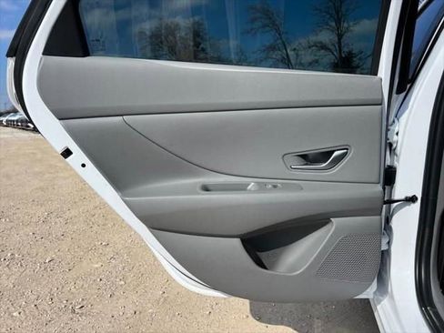 Used 2025 Hyundai Elantra SEL image 10