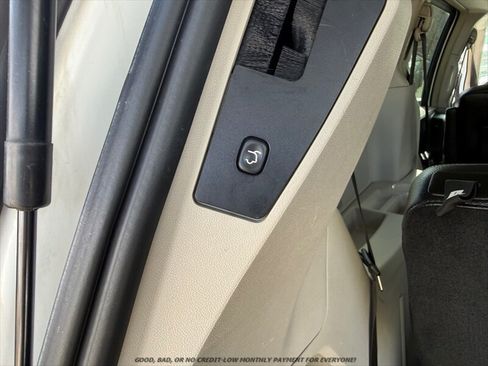 Used 2014 Chrysler Town & Country Touring FWD image 33