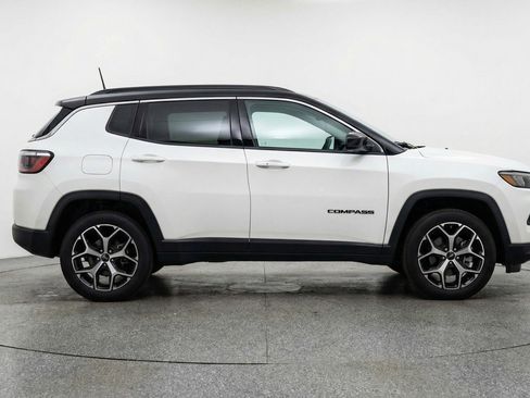Used 2025 Jeep Compass Limited image 11