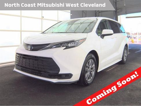 Used 2024 Toyota Sienna LE image 1