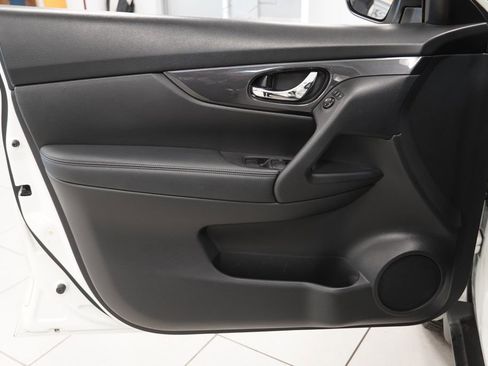 Used 2017 Nissan Rogue SV w/ SV Premium Package AWD/4WD image 14