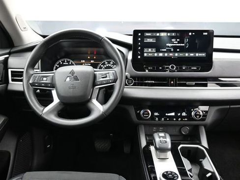 Used 2025 Mitsubishi Outlander SE FWD image 10