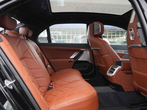 Used 2024 BMW 760i xDrive w/ Executive Package AWD/4WD image 34