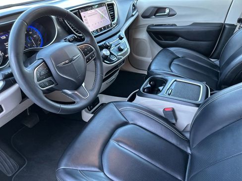 Used 2023 Chrysler Pacifica Touring-L image 9