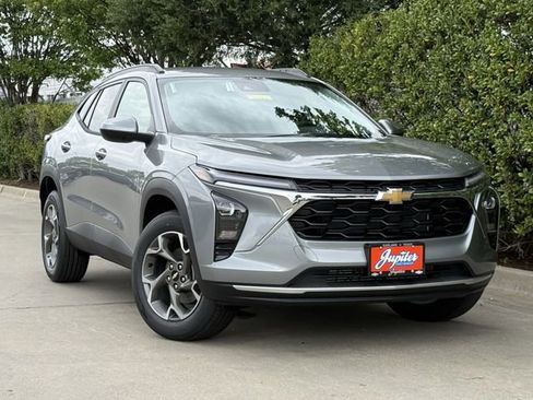 New 2026 Chevrolet Trax LT w/ Driver Confidence Package FWD image 2